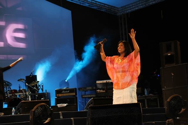 Cece Winans singing "Halleluyah", "He's A Wonder" and more