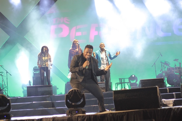 Eben in a stunning performance. Can you spot the back up singer at the centre?