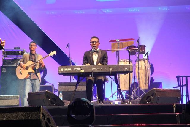 Frank Edwards leading the crowd in pure worship, with songs like Mma Mma