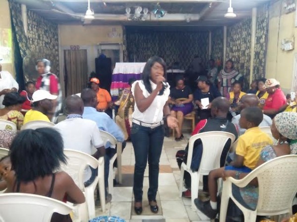 Nikki Laoye addressing the refugees