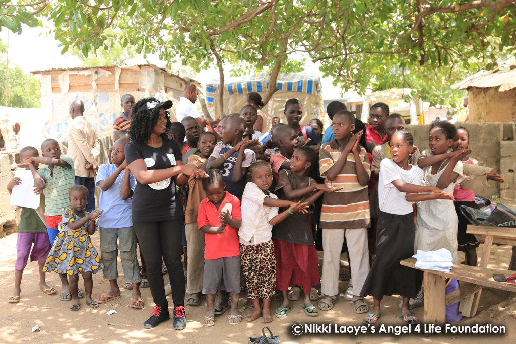 Nikki-Laoye-singing-with-the-children (1)