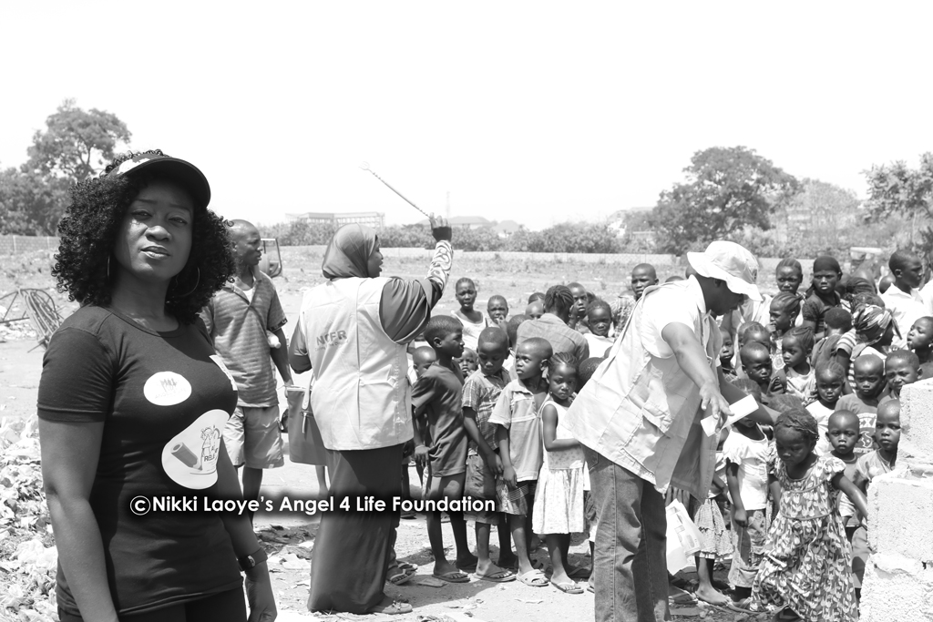 Nikki-Laoye-with-the-children-on-the-camp (1)
