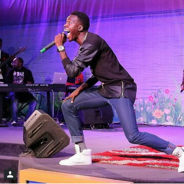 akpororo-performing