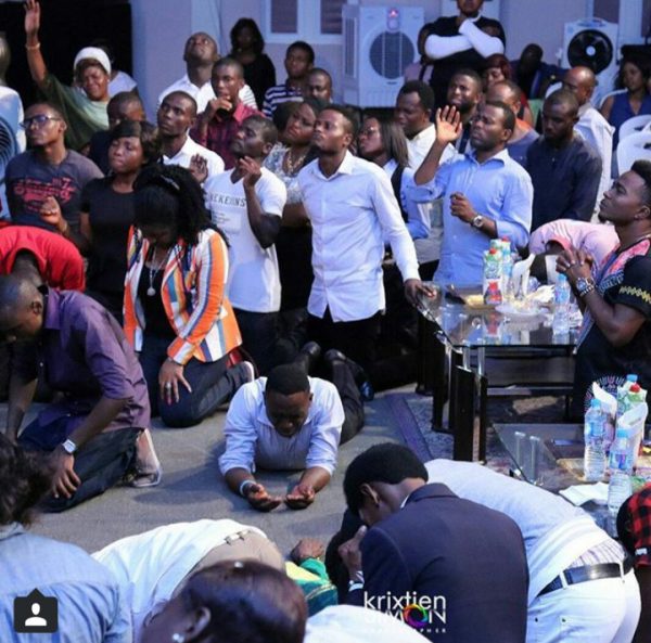 the-crowd-worships